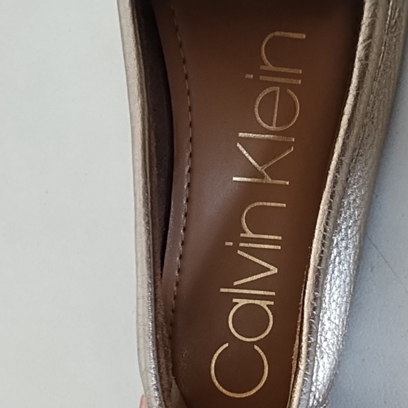 Calvin Klein Gold Pebbled Leather Comfort Loafer Shoe 7.5 Gold Metal Logo Accent - Picture 7 of 12
